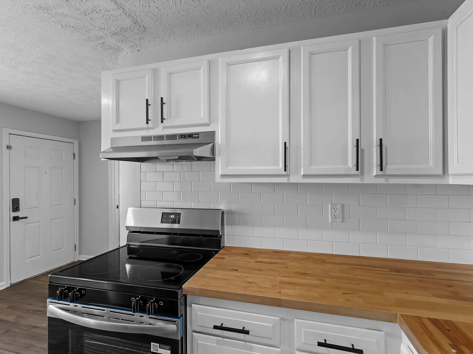 3 bed, 1.5 bath, 1178 sqft, $1,549 — Photo 2