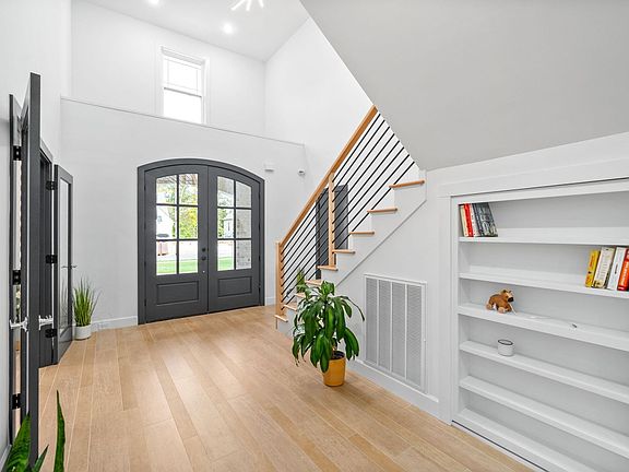 5th image of 300 Harrowgate Dr