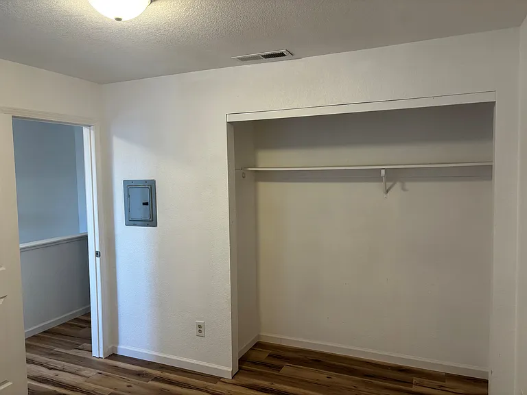 526 Kenbrook Ct — Photo 7