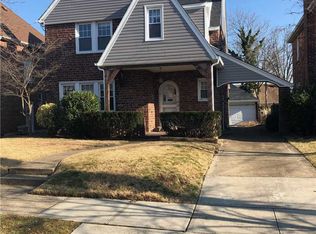 19 Hampton Rd, Lynbrook, NY 11563