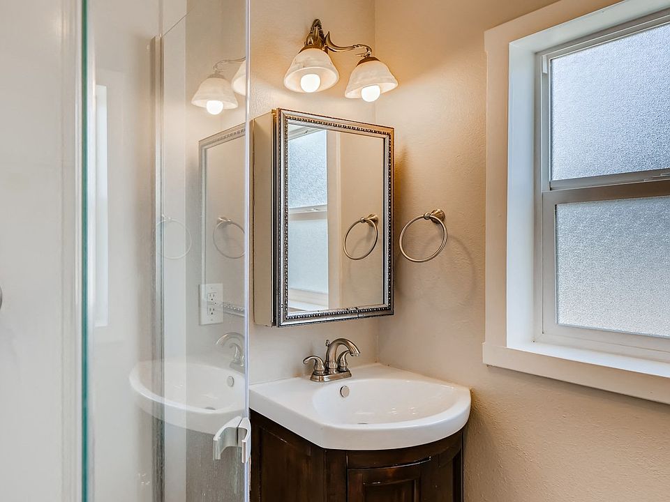 5260 Newton Unit 1 Bathroom