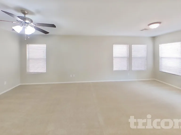 6421 W Harwell Rd — Photo 2