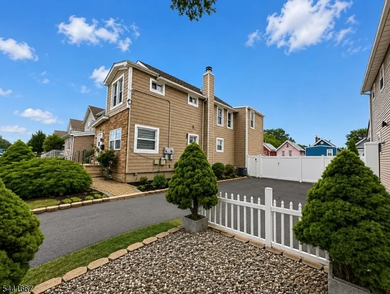 2 bed, 1.0 bath, $2,300 — Photo 3