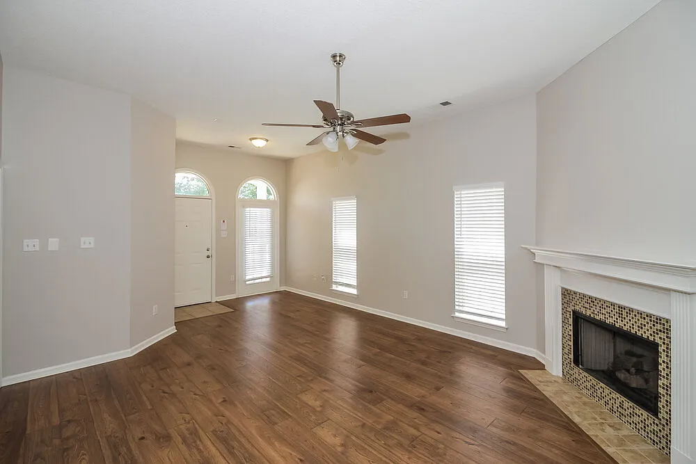 3 bed, 2.0 bath, 1330 sqft, $1,820 — Photo 3
