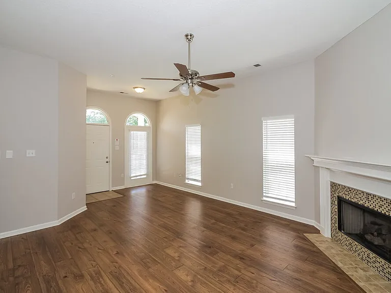 824 W East Ross Pkwy — Photo 3
