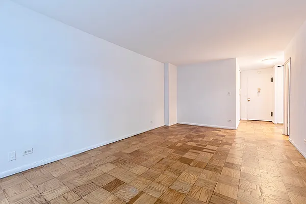 Rented by Manhattan Realty Group | media 4