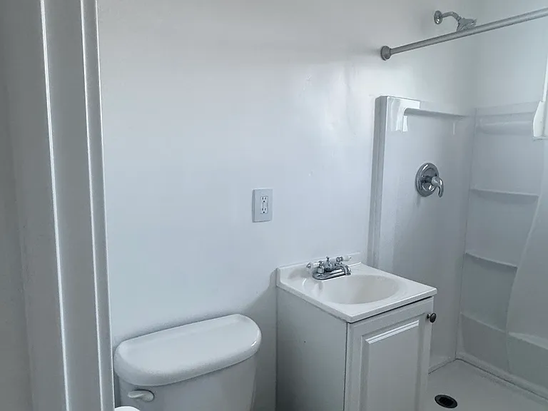 1749 Victorian Ave #B — Photo 2