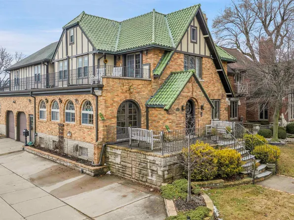 22550 Alexander St, Saint Clair Shores, MI 48081