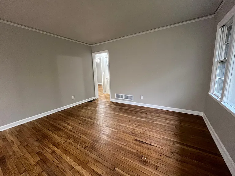 1381 Oakview Cir — Photo 9