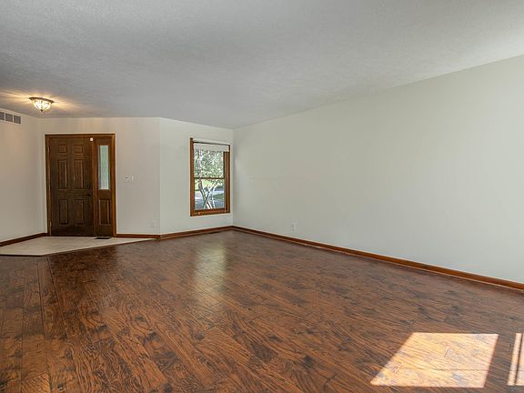 5th image of 3129 Applewood Ln