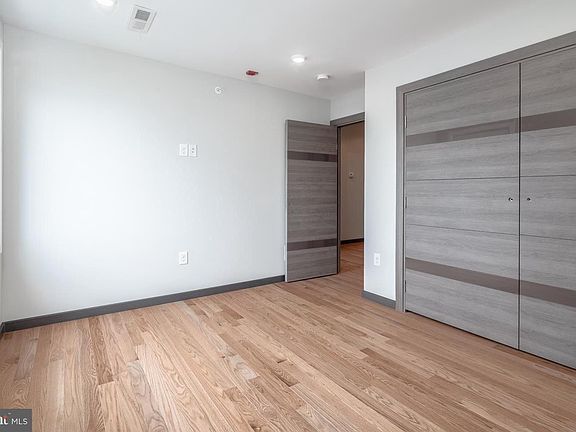 3rd image of 2537-39 Montrose St #D