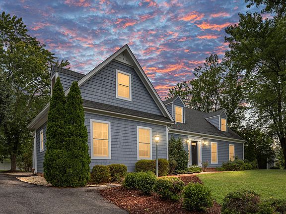 2nd image of 15 Fox Run Ln