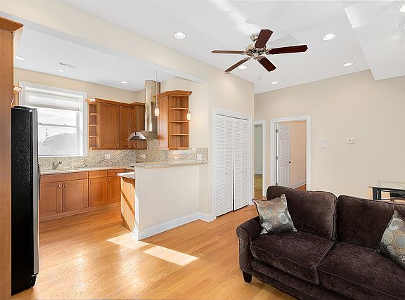 2nd image of 942 N Fairfield Ave #2R