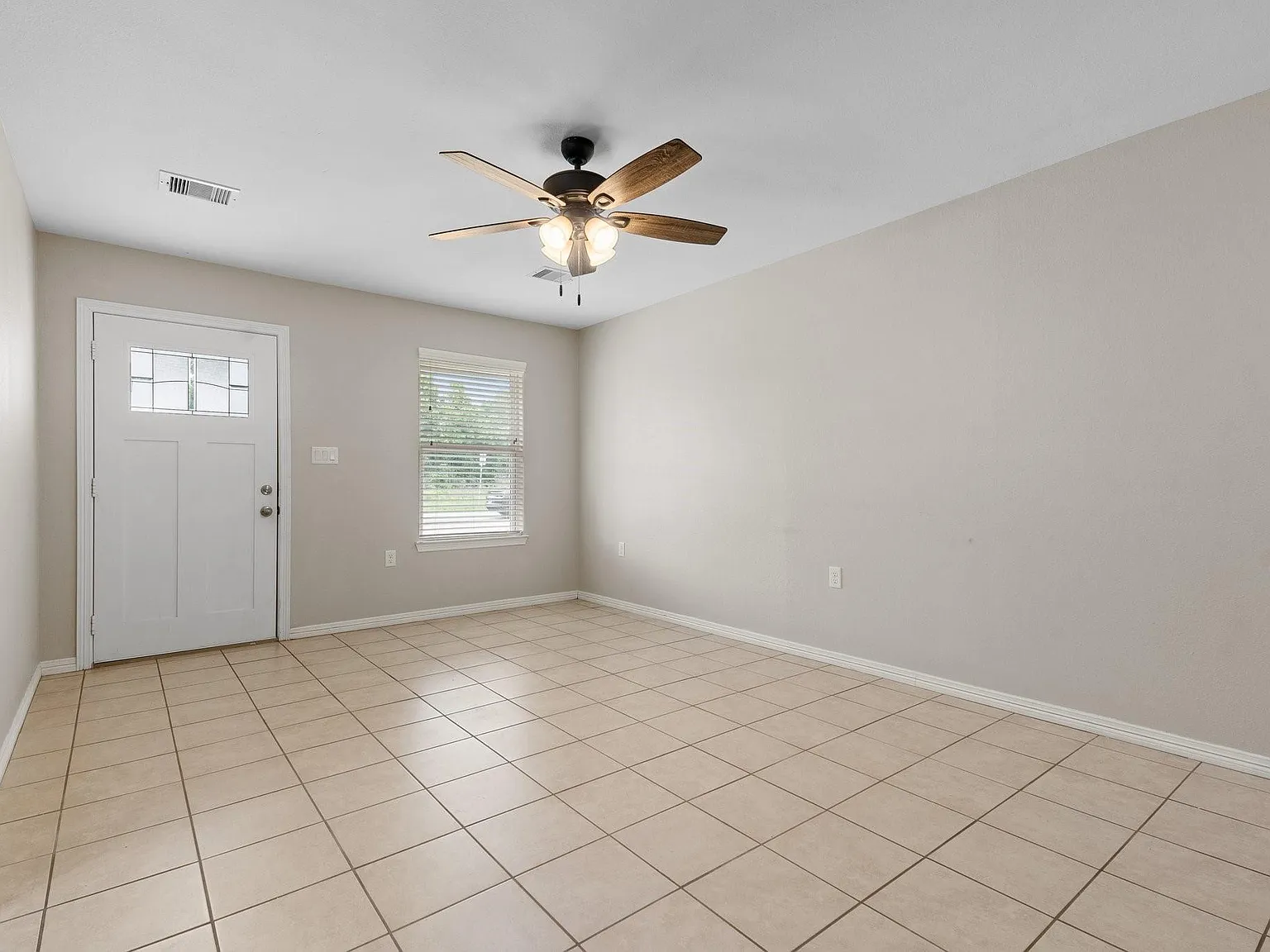 3 bed, 2.0 bath, 1070 sqft, $1,350 — Photo 4