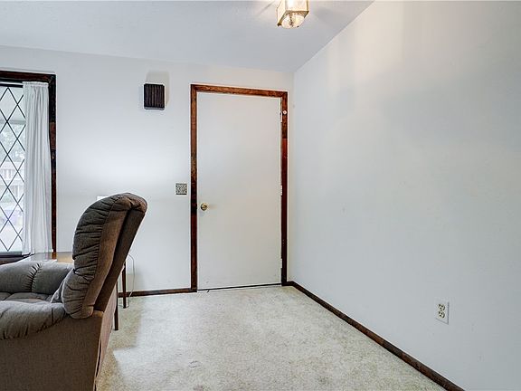 4th image of 72 Burlwood Dr
