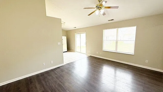 720 Rose Ln — Photo 5