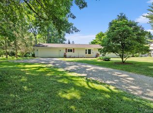 1315 Beaver Brook Dr, Holly, MI 48442