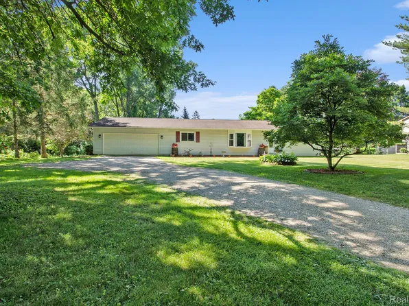 1315 Beaver Brook Dr, Holly, MI 48442