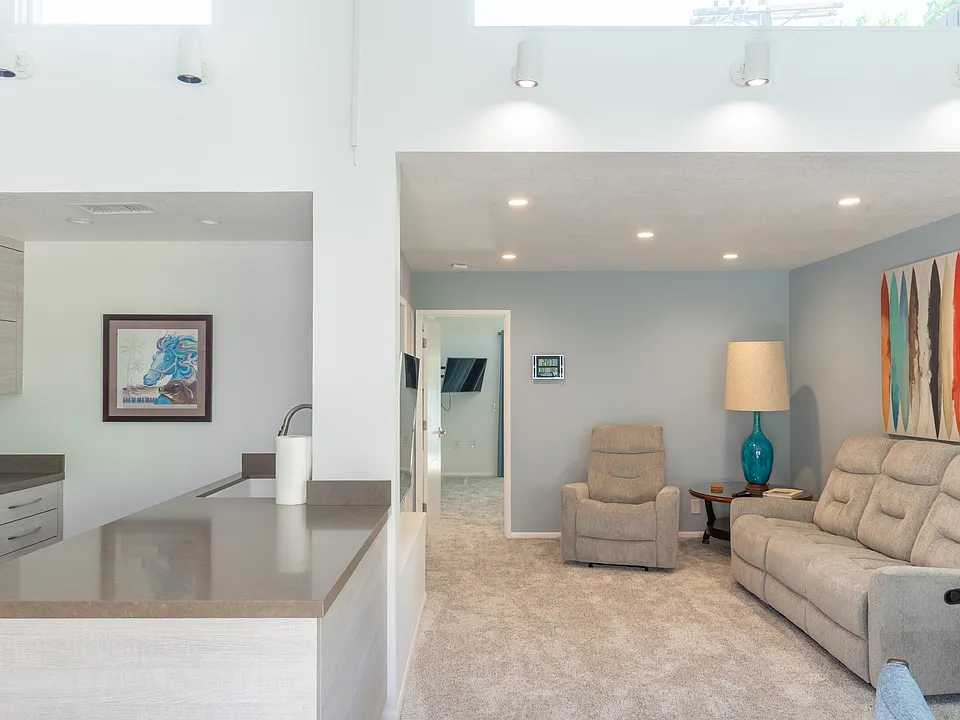 860 N Indian Canyon Dr #6