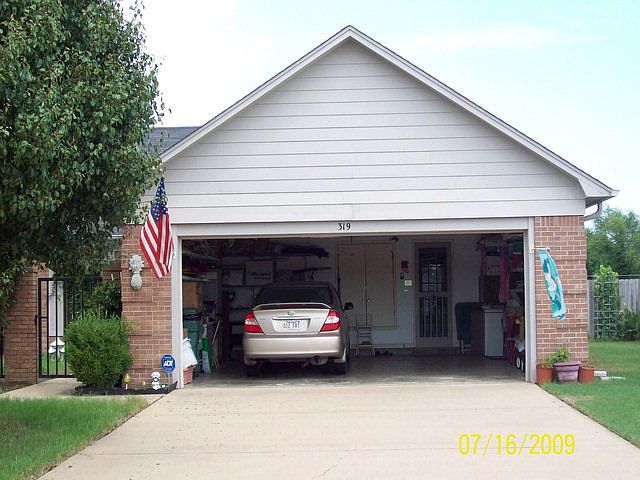 1st image of 319 Lakeview Cir