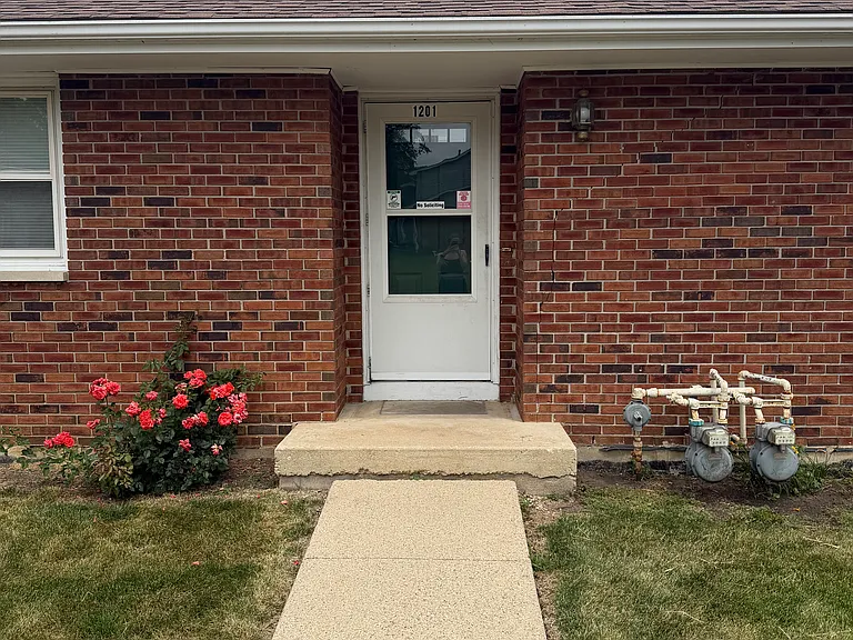 1201 Johnston Dr — Photo 4