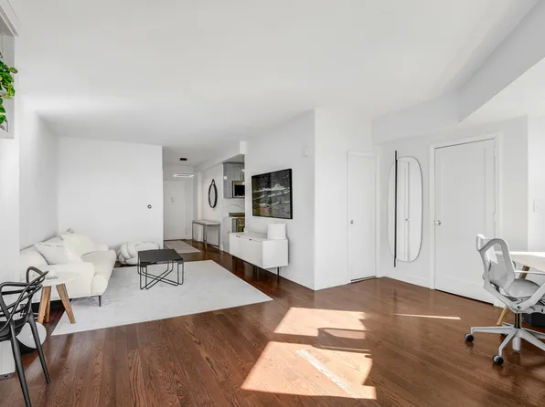 305 East 24th Street image 2 of 9