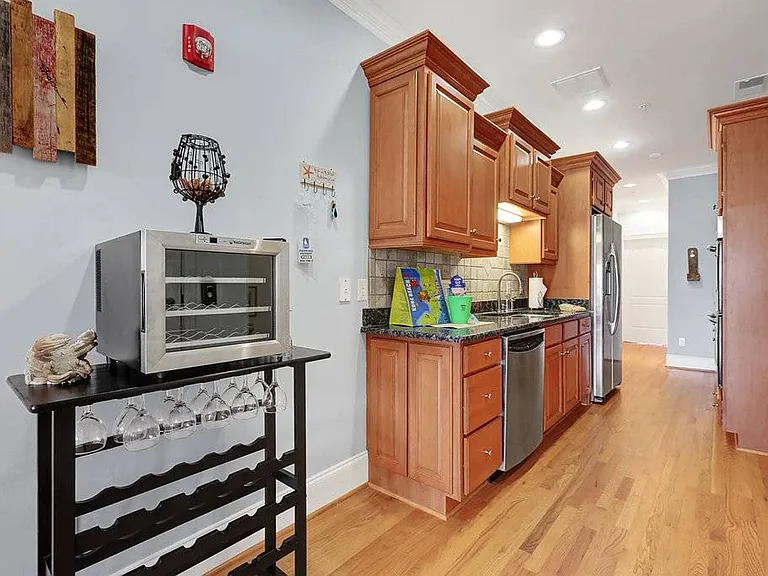 305 S Lake Park Blvd #106 — Photo 13