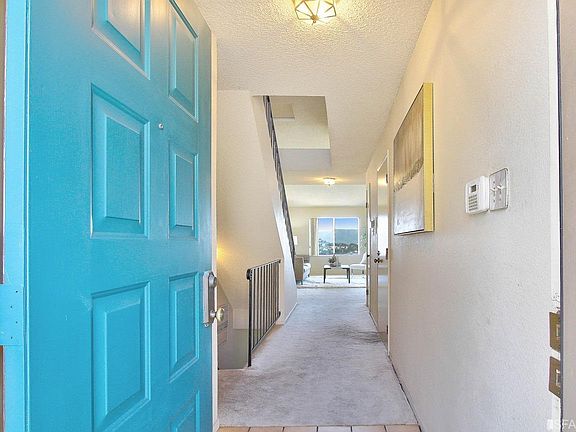 3rd image of 470 Bayview Cir