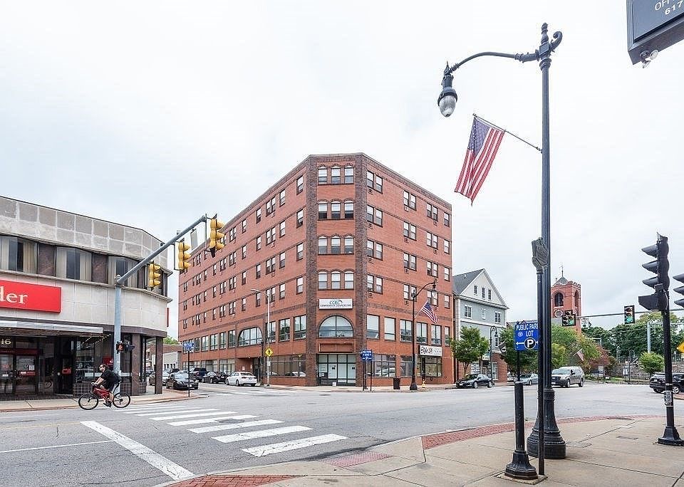 Building located right in the center of
beautiful Attleboro Town center , convenient proximity, access to everything