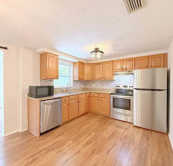 15839 Villa Dr — Photo 7