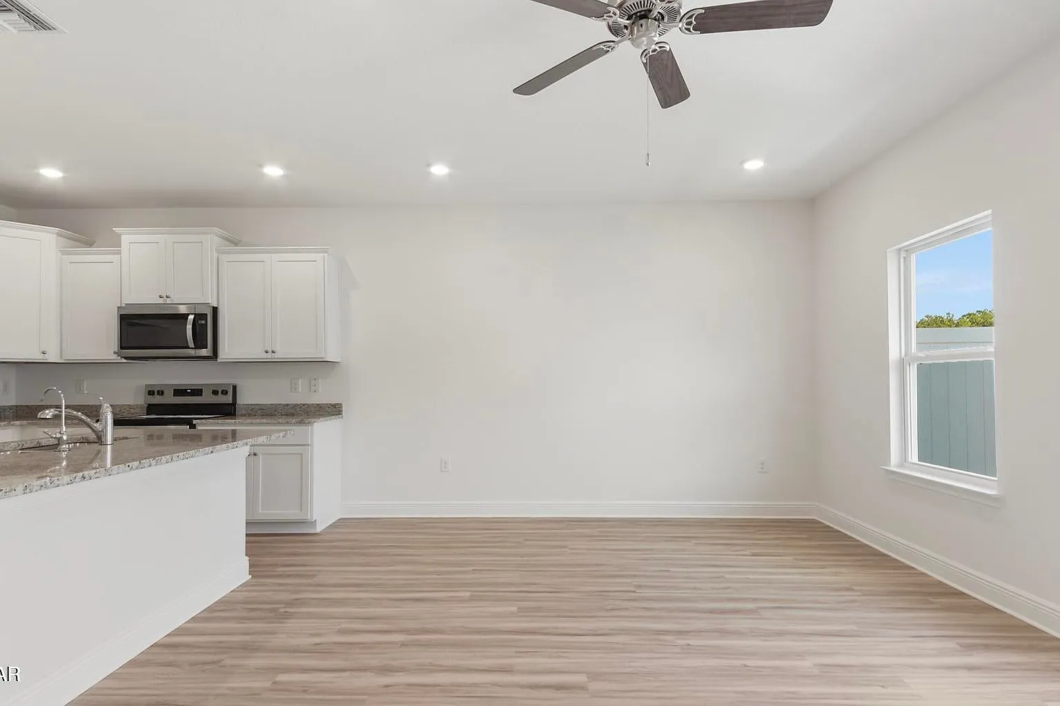 3 bed, 2.5 bath, 1489 sqft, $2,100 — Photo 3