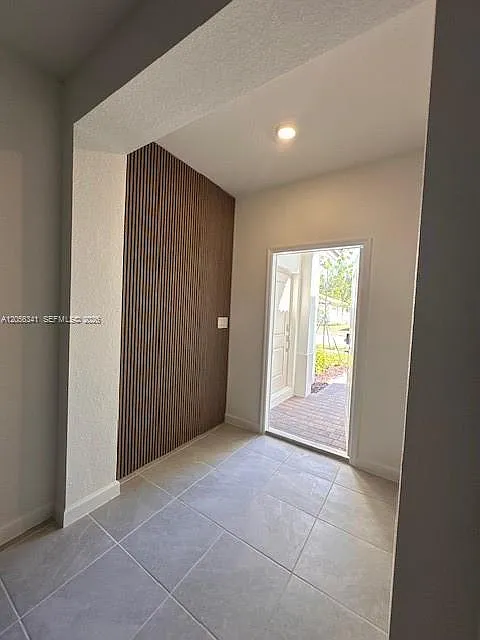 3 bed, 2.5 bath, 2300 sqft, $3,000 — Photo 2