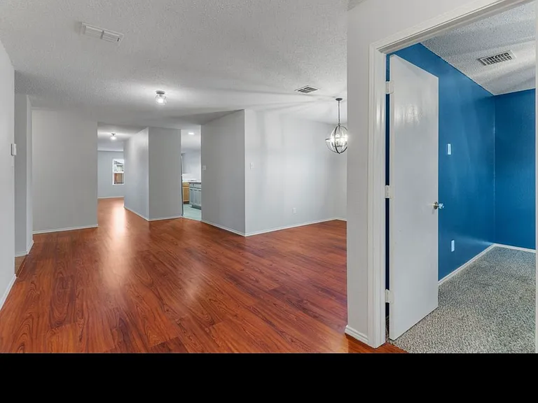 2705 Melanie Dr — Photo 2