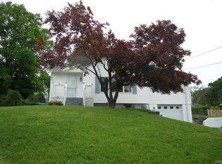 17 Cresthaven Dr, New Windsor, NY 12553