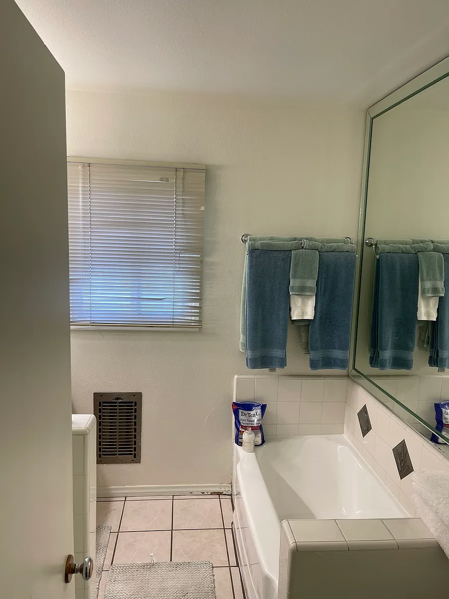 bedroom bathroom, use full tub shower bathroom shared - 16550 Ancep St