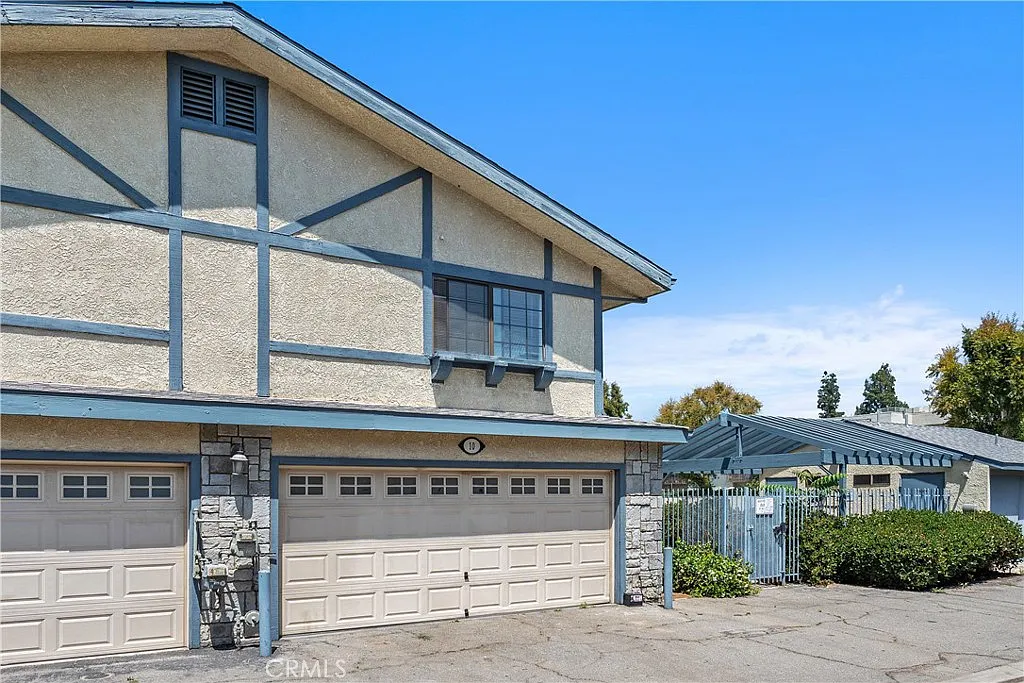 2 bed, 2.5 bath, 1330 sqft, $3,600 — Photo 4