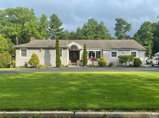 139 Mannetto Hill Rd, Huntington, NY 11743