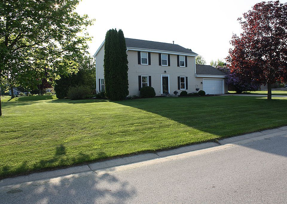 2nd image of W226N2515 Oakwood Ln