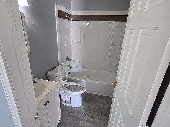4th image of 229 Ellana Claire St
