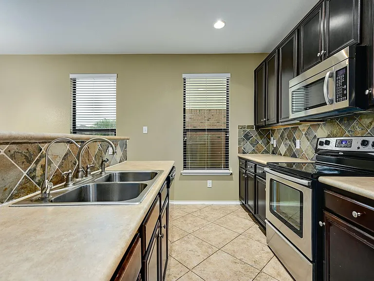 1029 Hyde Park Dr — Photo 5