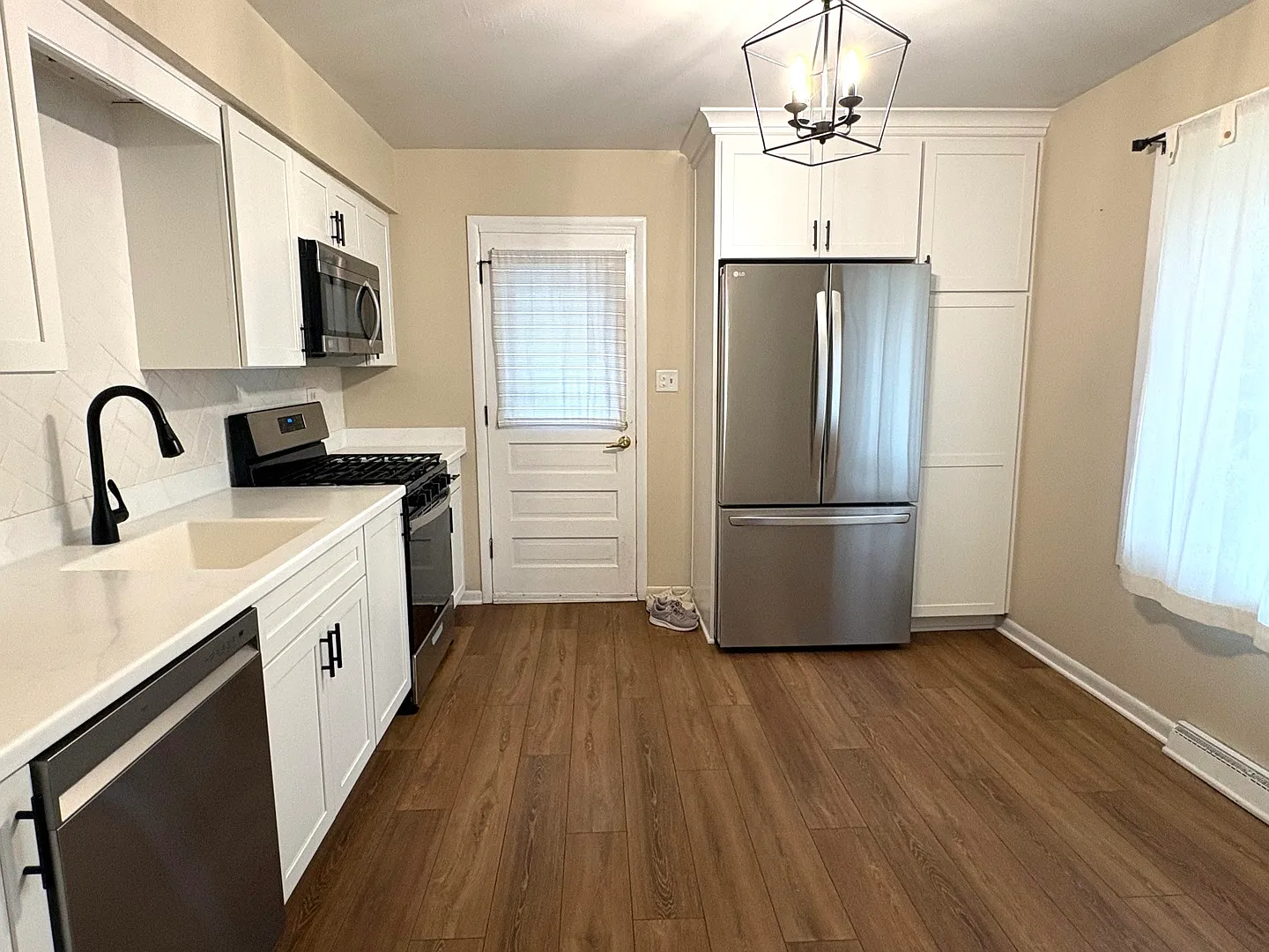 3 bed, 1.5 bath, 1660 sqft, $2,500 — Photo 2