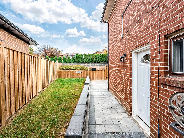 26 Dellbrook Cres — Photo 42