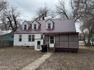 116 E Market St, Center, ND 58530
