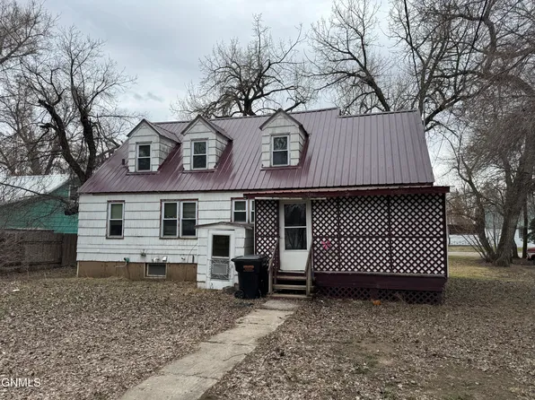 116 E Market St, Center, ND 58530