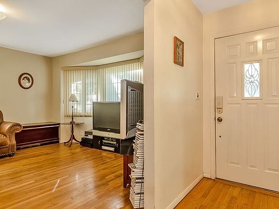 3rd image of 19 Talbot Ln