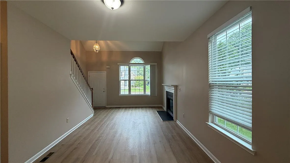 3 bed, 2.5 bath, 1930 sqft, $2,600 — Photo 3