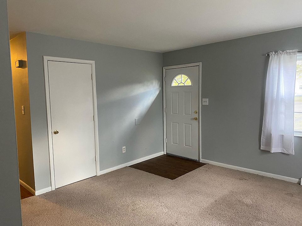 Living room entry and closet