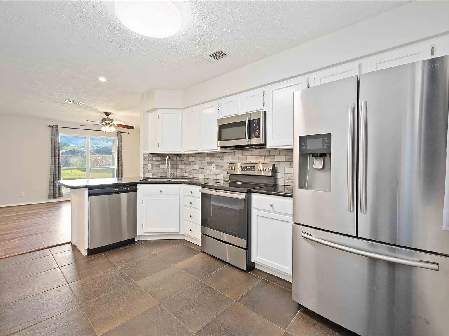 3 bed, 2.0 bath, 1243 sqft, $1,700 — Photo 4