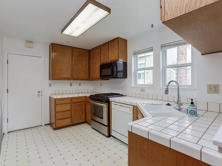 1055 Hull Ln — Photo 9
