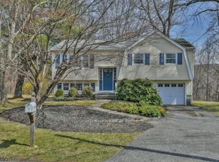 5 Moonlight Ter, Oak Ridge, NJ 07438